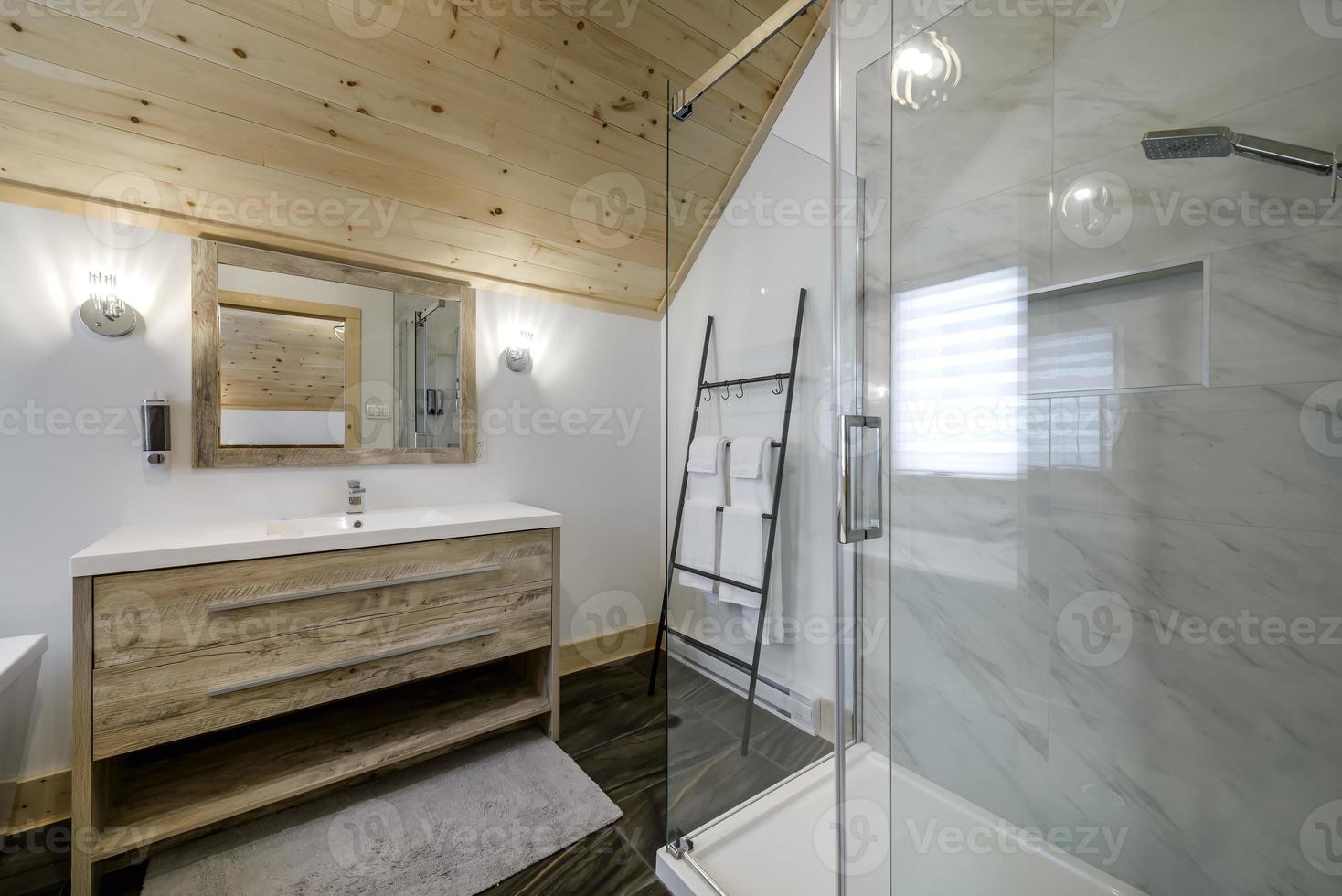 invierno cabañas en remoto zona quebec, Canadá, Iniciar sesión casa con sauna, spa, dormitorios, piscina, vivo habitación, mesanina, cocina y baños foto