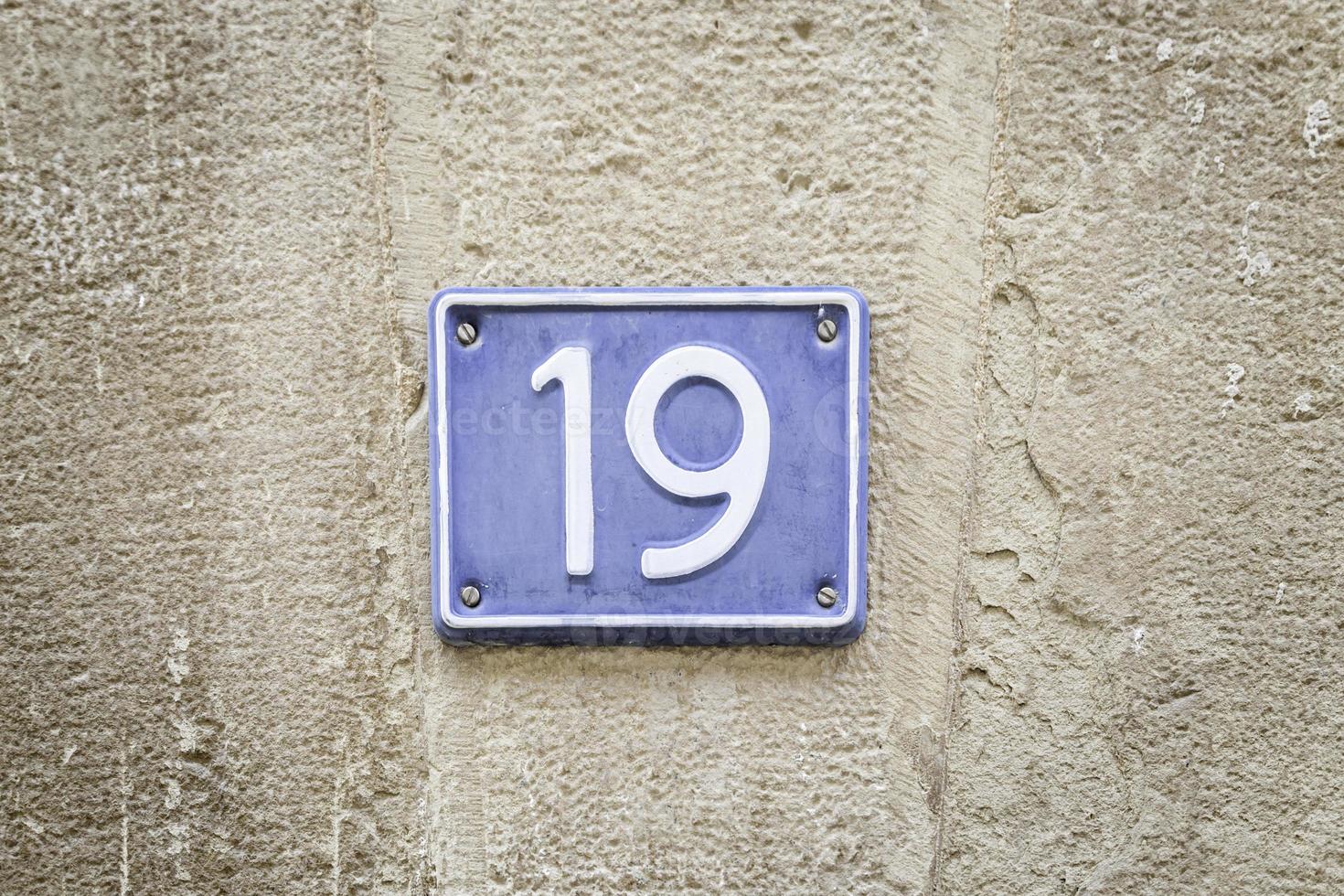 Number nineteen in a wall photo