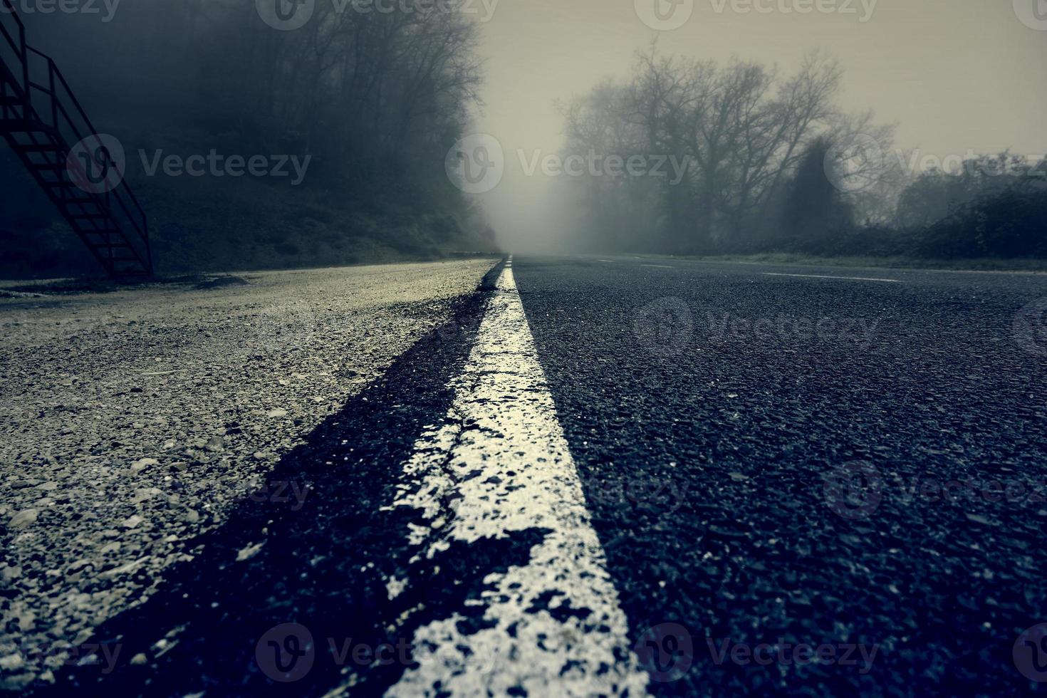 camino de montaña con niebla foto