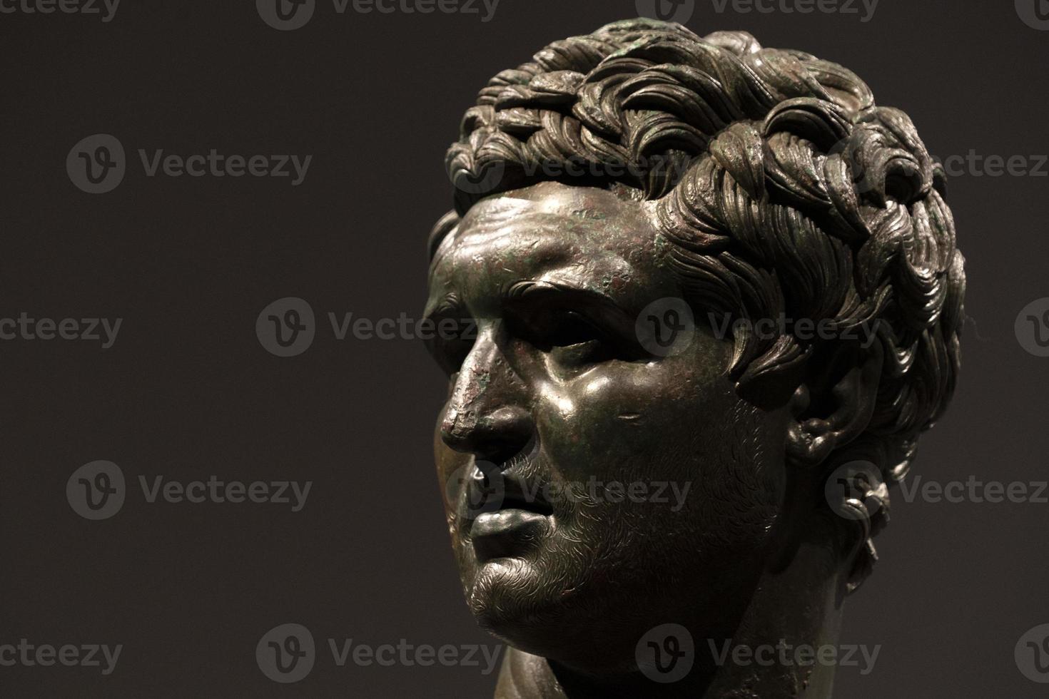 escultura de mármol de cabeza romana antigua aislada en negro foto