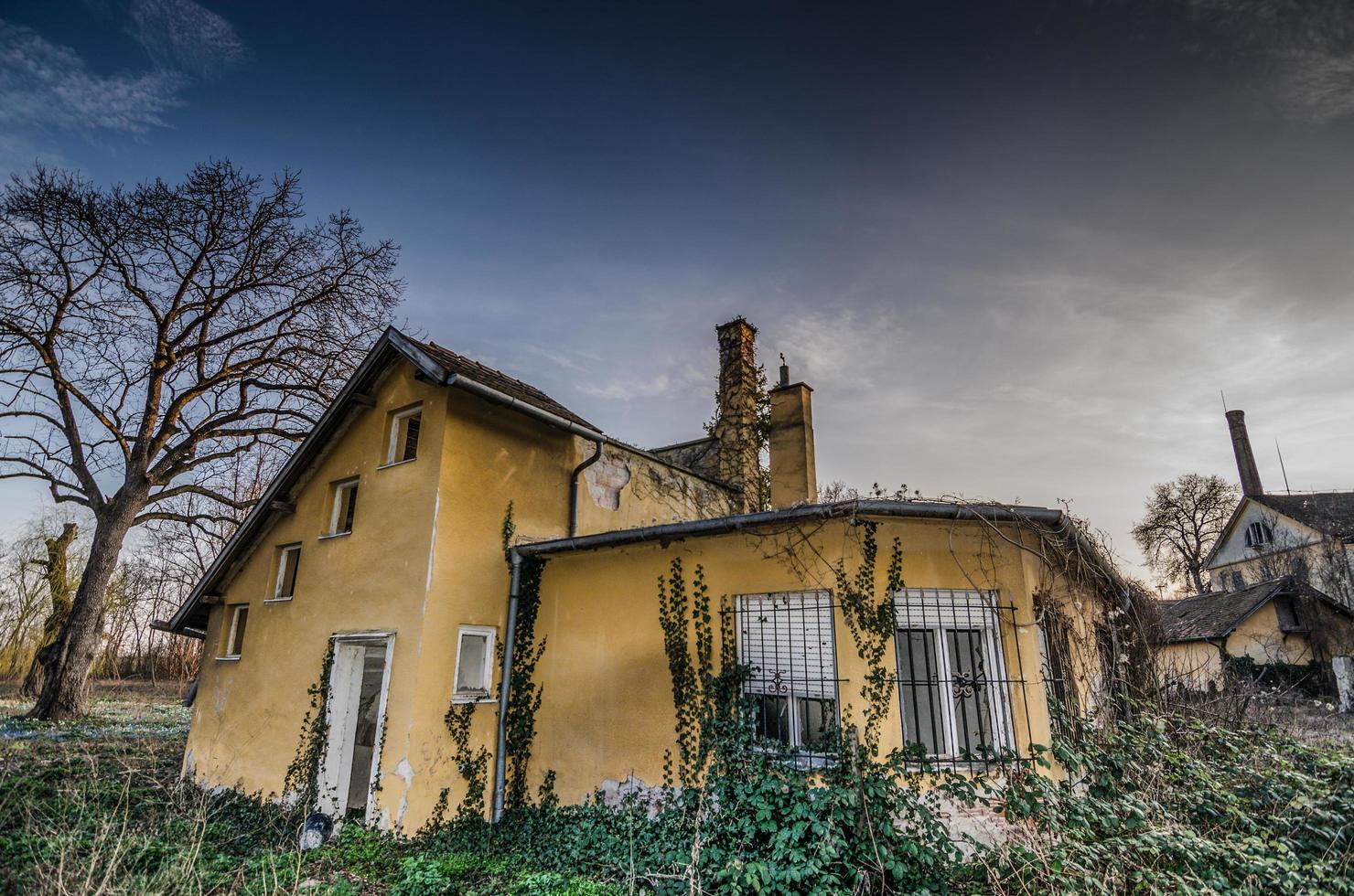 antiguo abandonado amarillo casa foto