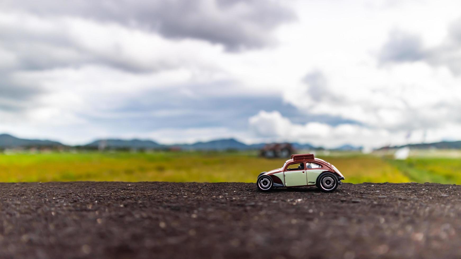 minahasa, indonesia enero de 2023, coche de juguete en el campo de arroz foto