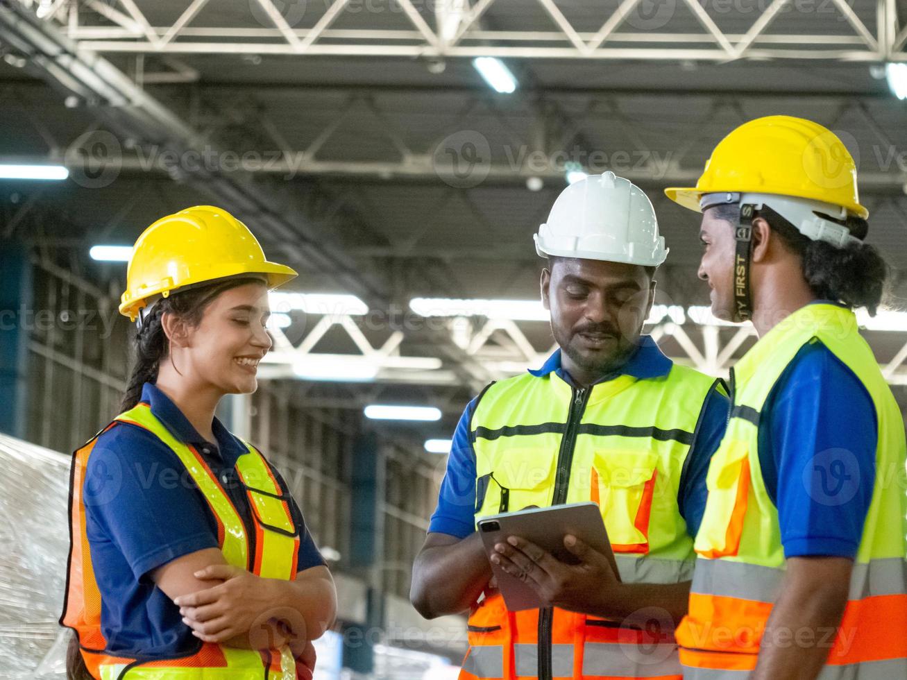 masculino hembra persona vestir blanco casco de seguridad casco la seguridad uniforme fábrica empresa trabajo en equipo grupo discusión hablar hablar trabajo trabajo ocupacion logístico importar exportar carga Envío empleado ingeniero labor foto