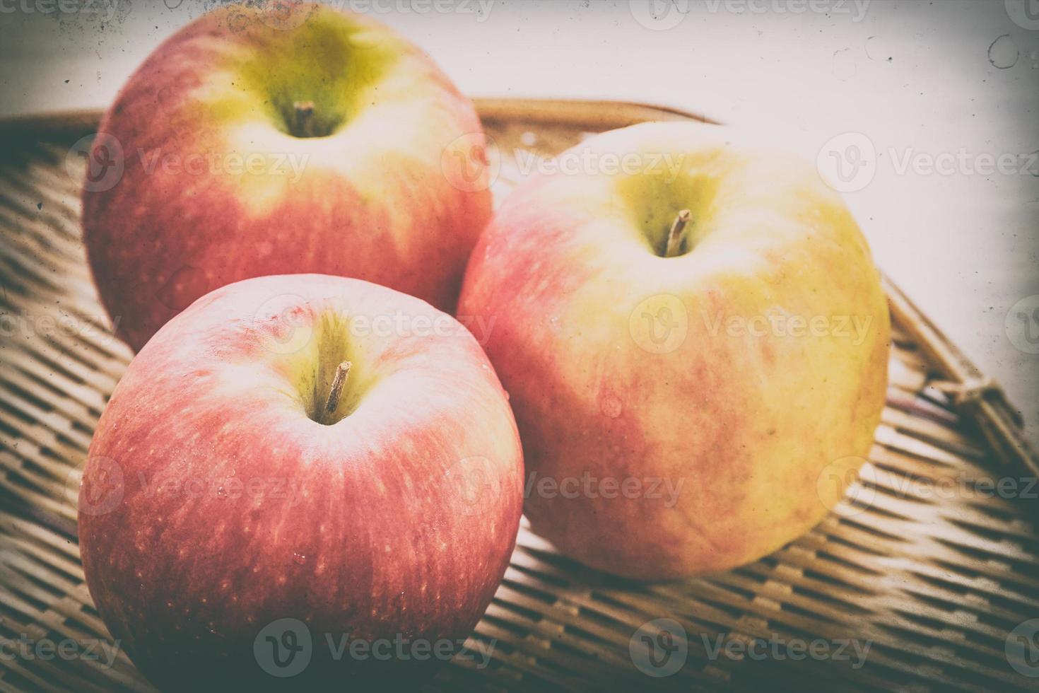 manzana roja en cesta foto