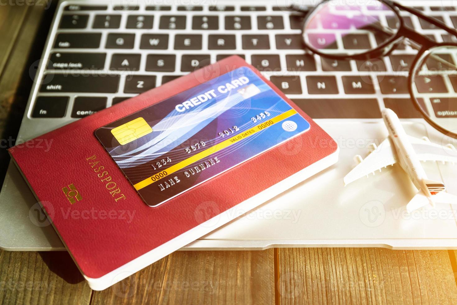 pasaporte y h crédito tarjeta en ordenador portátil foto