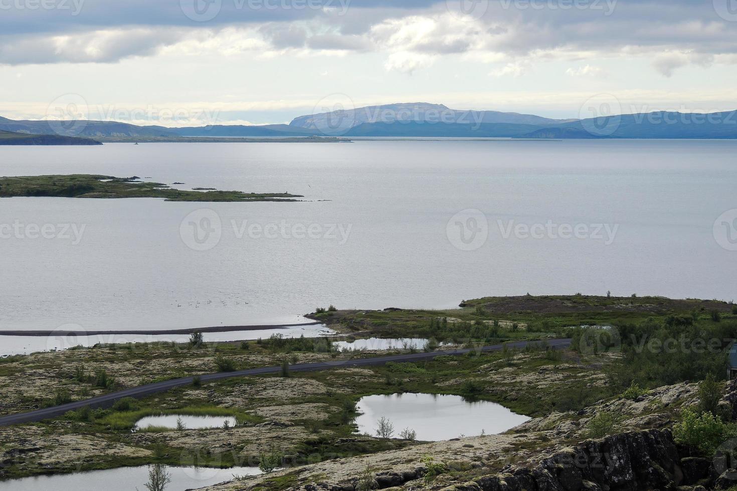Islandia thingvellir lago lado paisaje foto