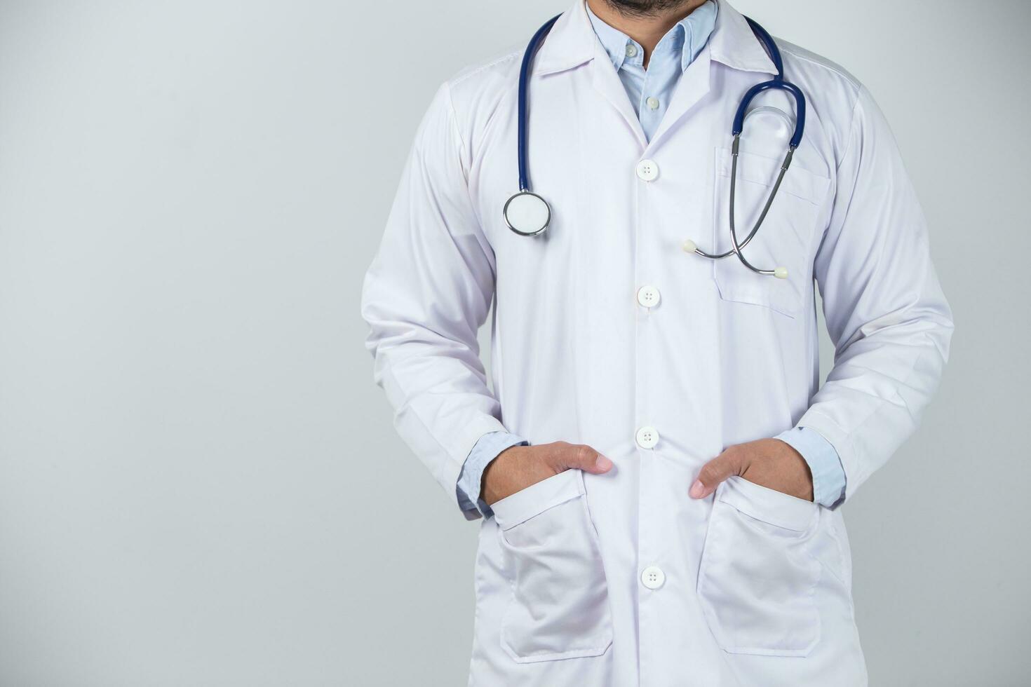 asiático hombre en médico uniforme en blanco antecedentes en hospital foto