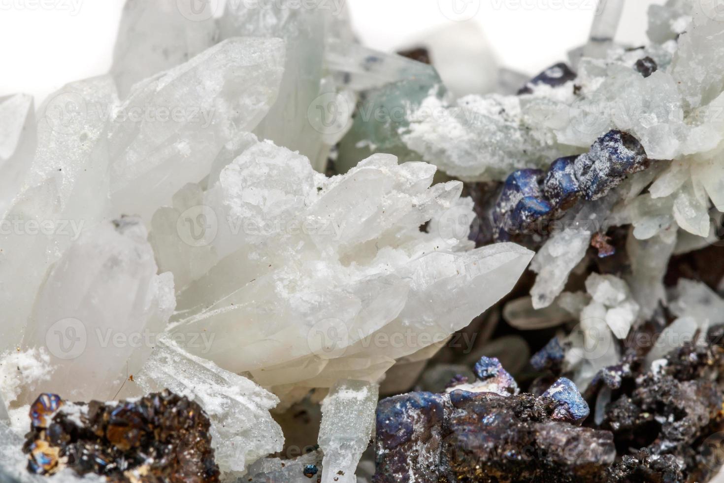 Piedra mineral macro drusus cuarzo con esfalerita en la roca un fondo blanco. foto