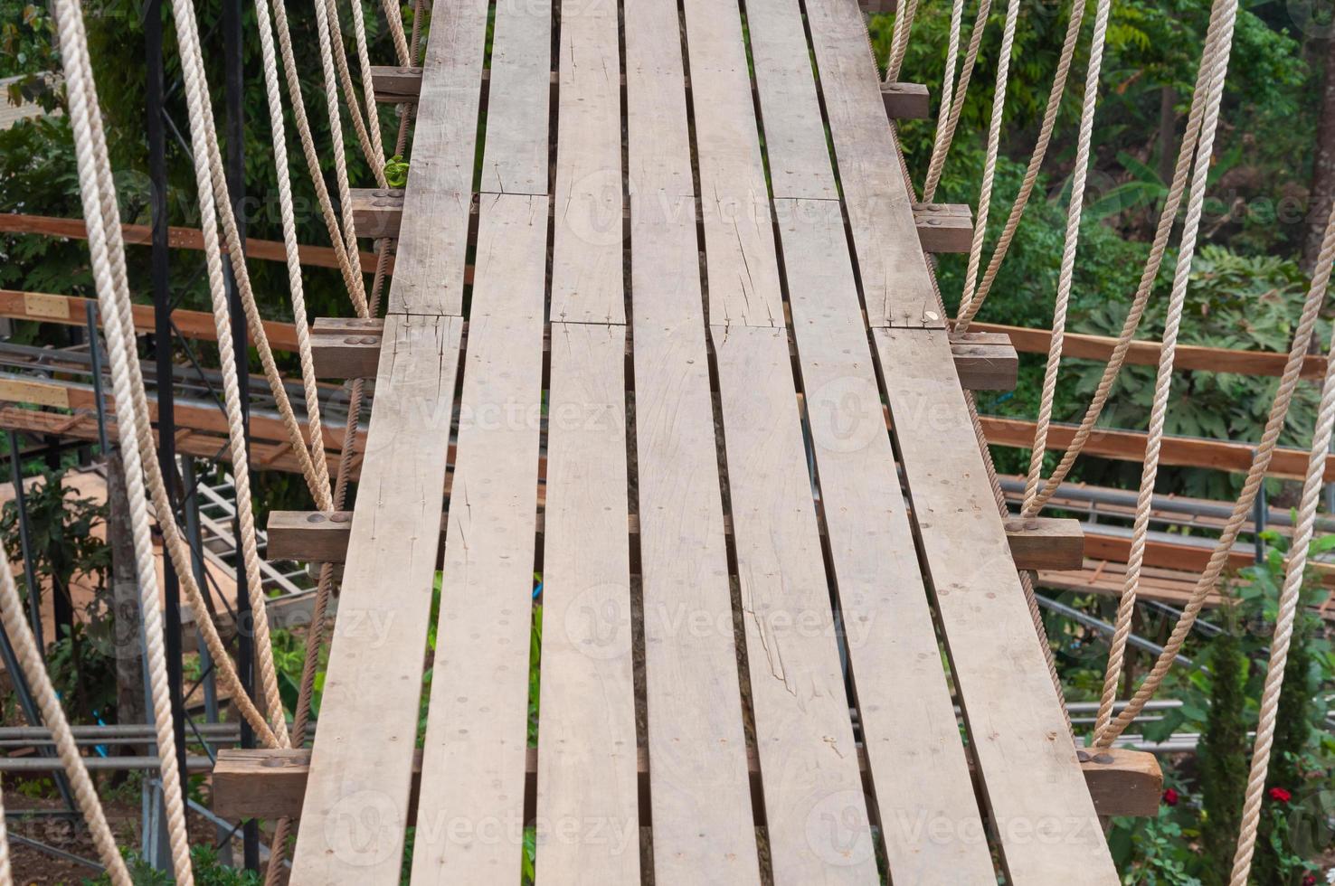 puente colgante, pasarela a los aventureros, cruce al otro lado bosque foto