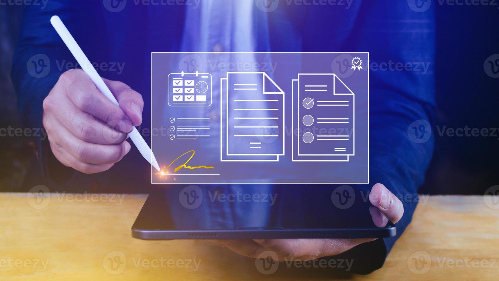 electrónico firma concepto, electrónico firma empresario señales electrónico documentos en digital documentos en virtual ordenador portátil pantalla utilizando aguja bolígrafo, sin papel lugar de trabajo idea. foto