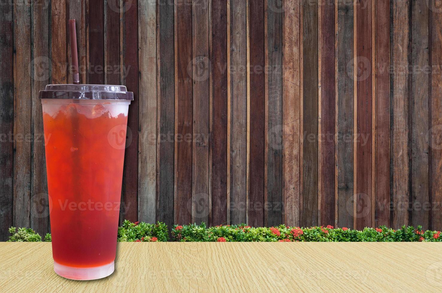 hielo té helado limón té en de madera antecedentes ,verano bebidas con hielo foto