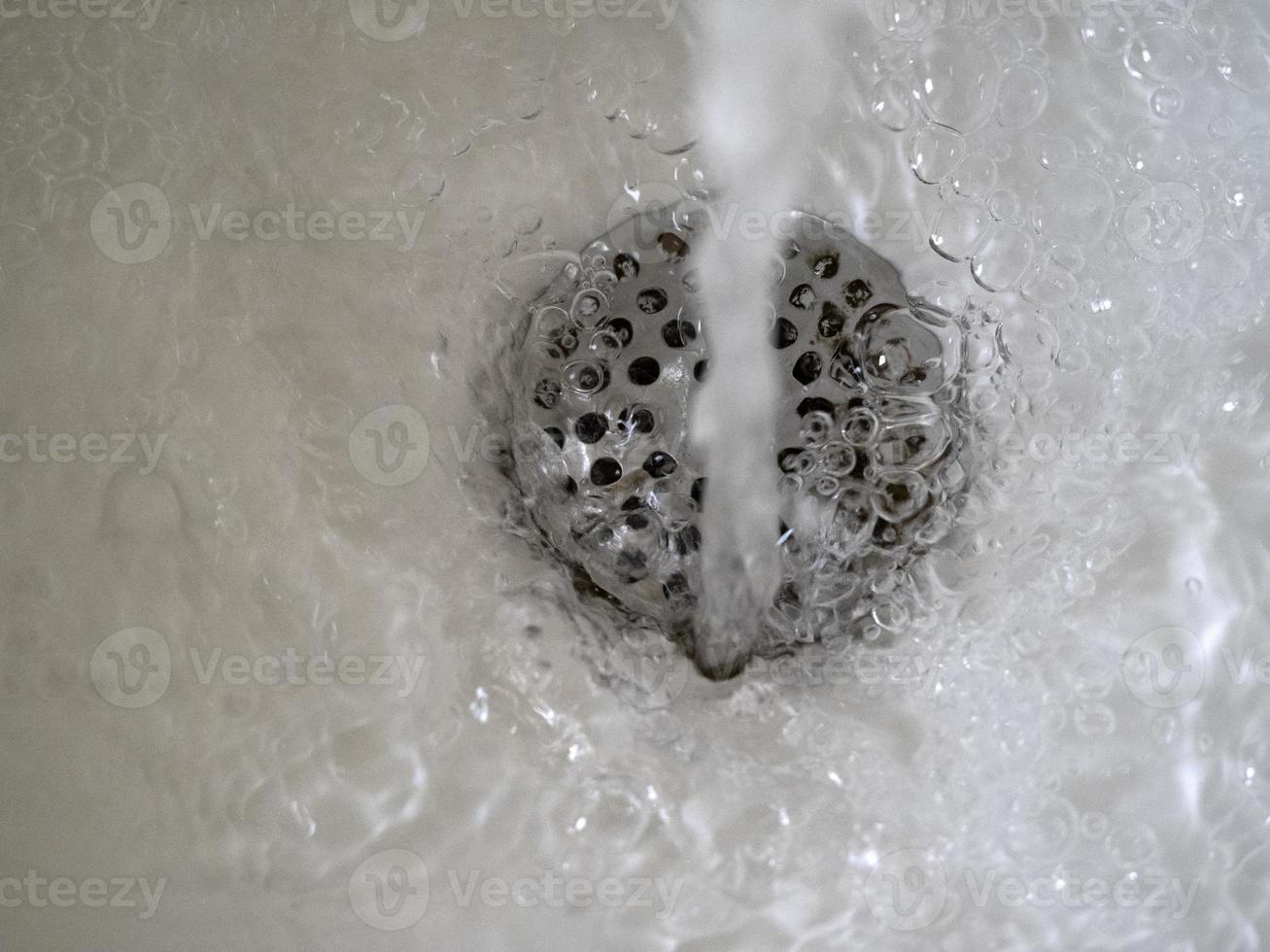 agua que fluye enjuague corriendo en el fregadero gotas rociar foto