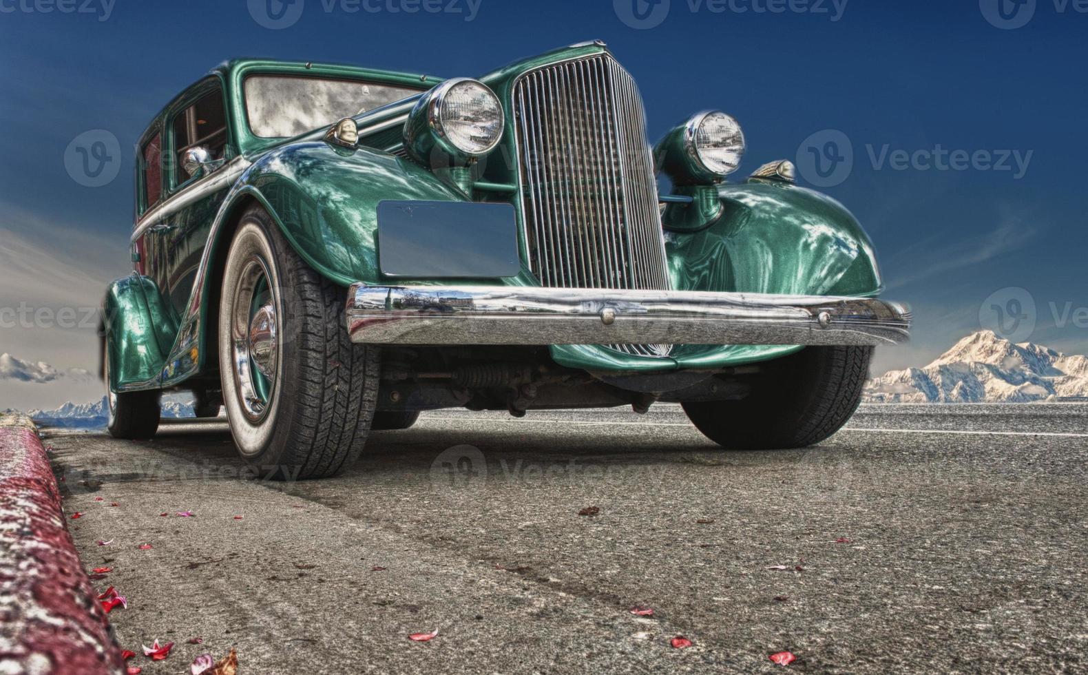 antiguo verde cromado coche terminado profundo azul cielo foto