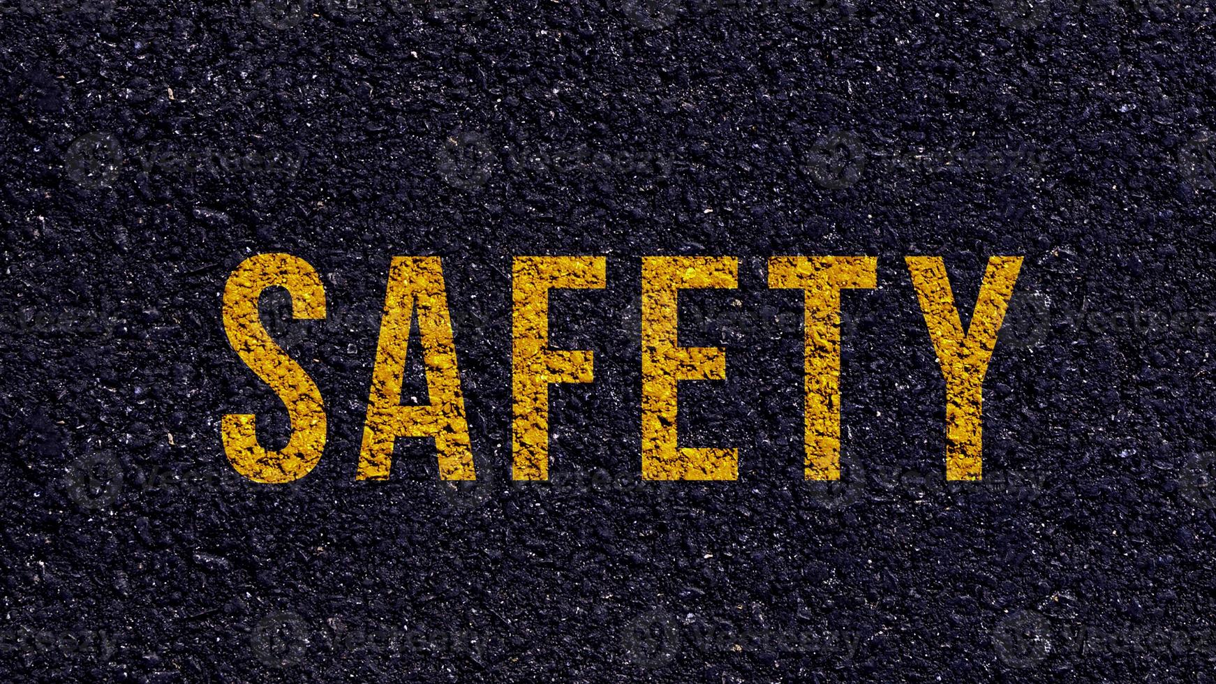 la seguridad primero texto escrito en el la carretera en medio de el asfalto camino, la seguridad primero palabra en calle. foto
