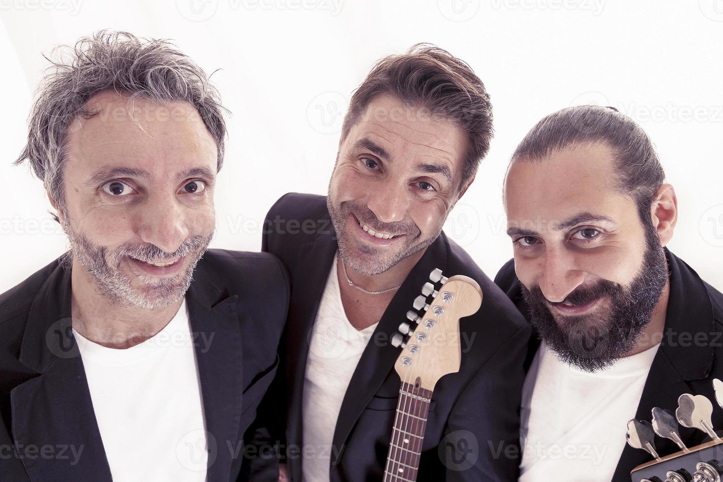 retrato de rock banda trío abrazado en el estudio foto