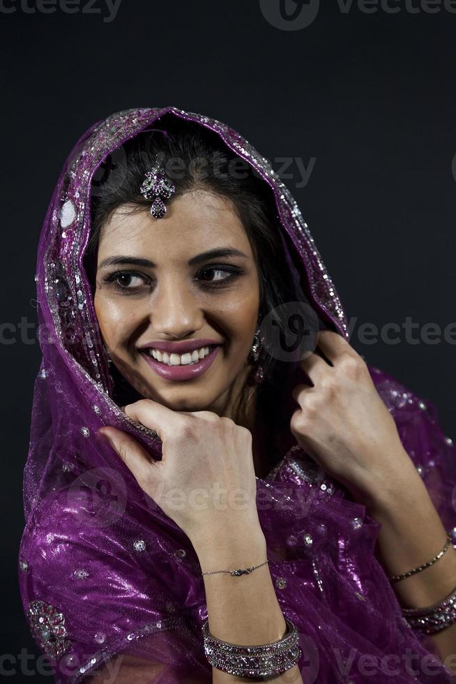 retrato de sonriente hermosa indio niña foto