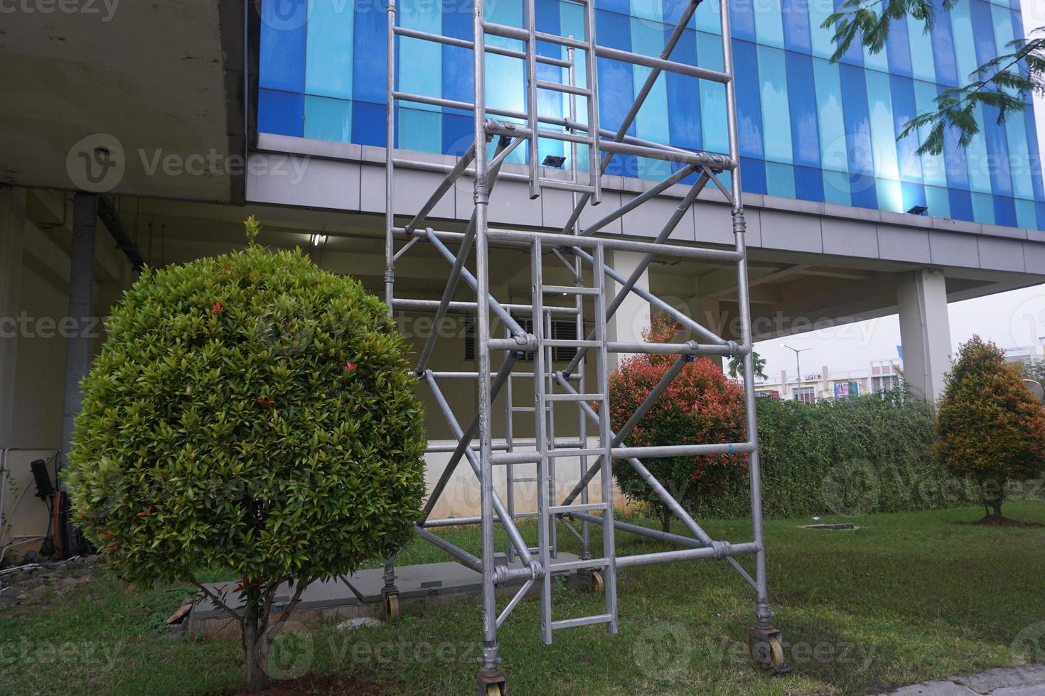 There is scaffolding in front of the mall. In the afternoon. photo