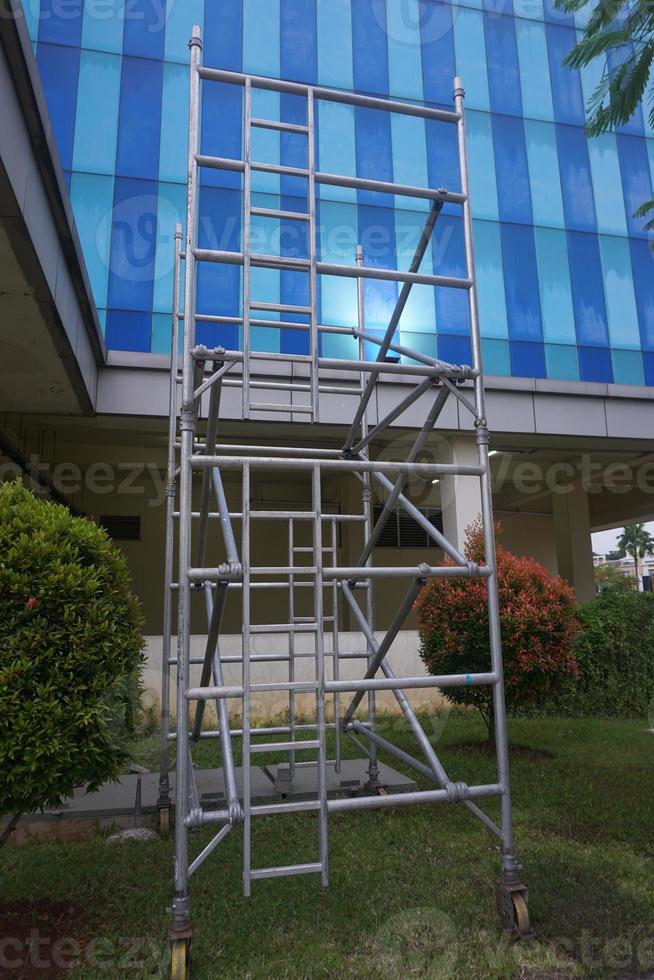 There is scaffolding in front of the mall. In the afternoon. photo