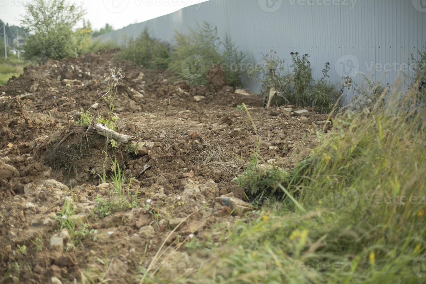 excavado tierra en patio trasero. suelo por cerca. campo. foto