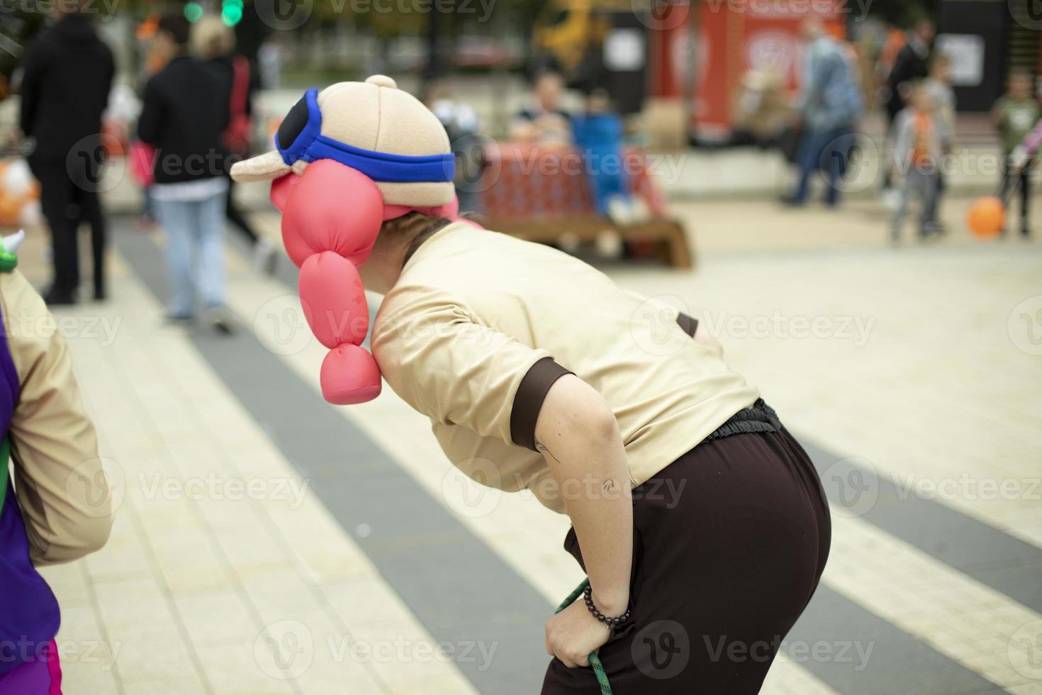 animador en día festivo. para niños entretenimiento. anfitrión de día festivo. hombre en calle. foto