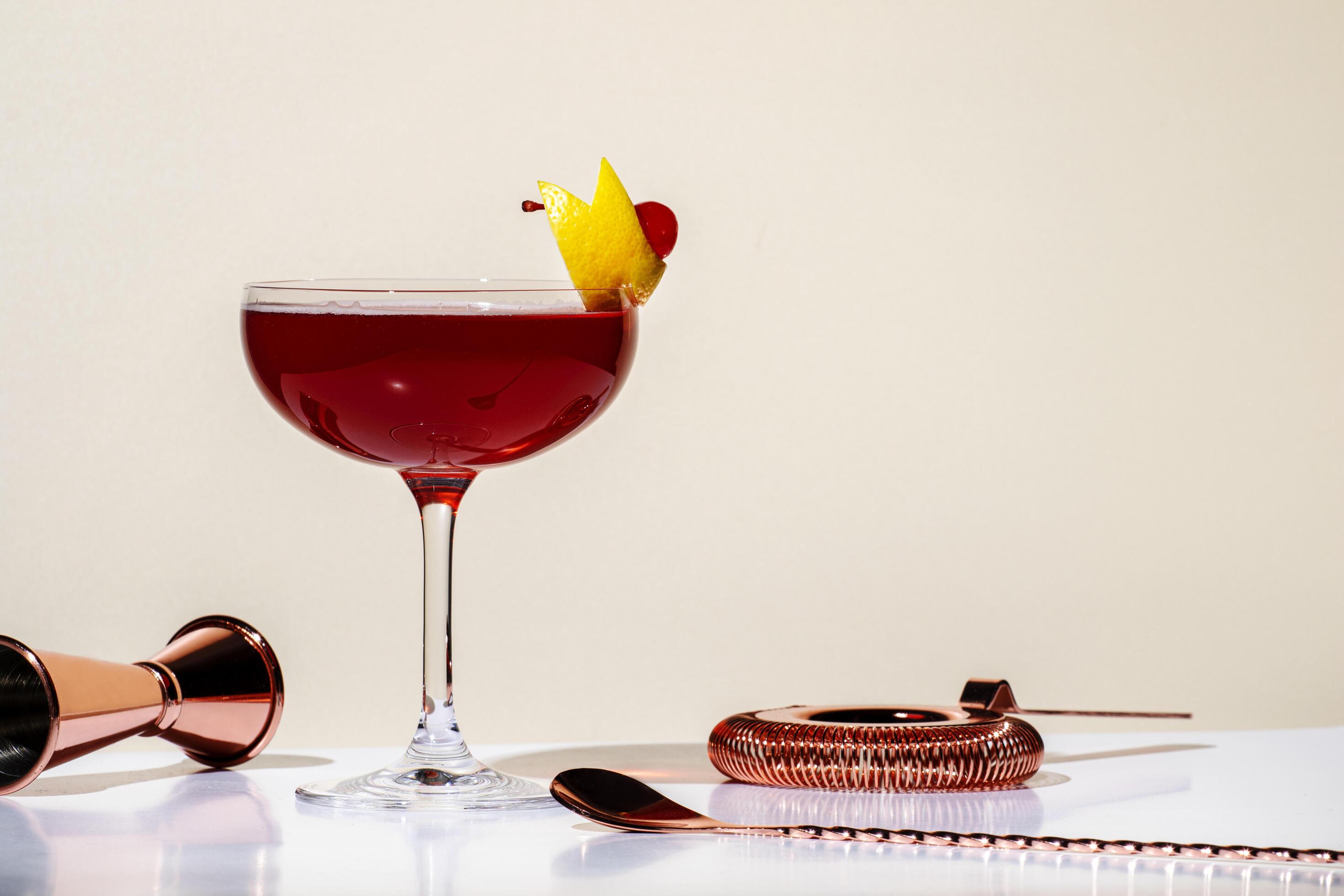 nuevo yorker cóctel con whisky, granadina, bíter, limón jugo y hielo, adornado con limón ánimo y