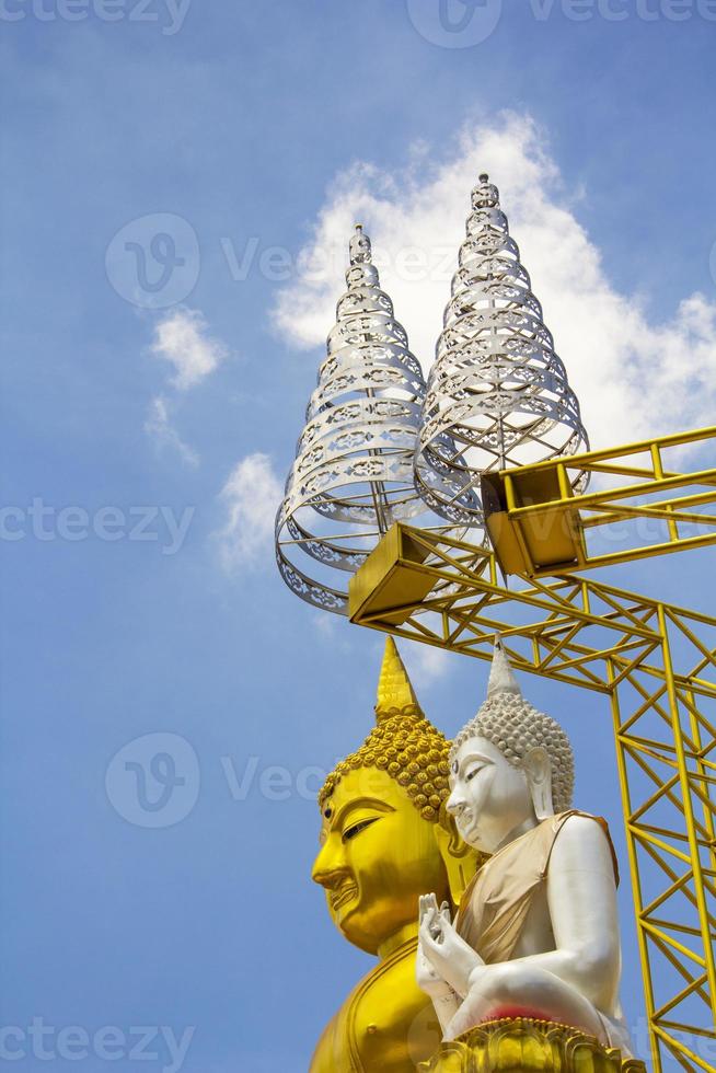 dorado y plata Buda imagen con un escalonado parte superior es un escultura hecho de hierro en el techo de un tailandés templo ese es hermosa y delicado en Arte y artesanía. foto