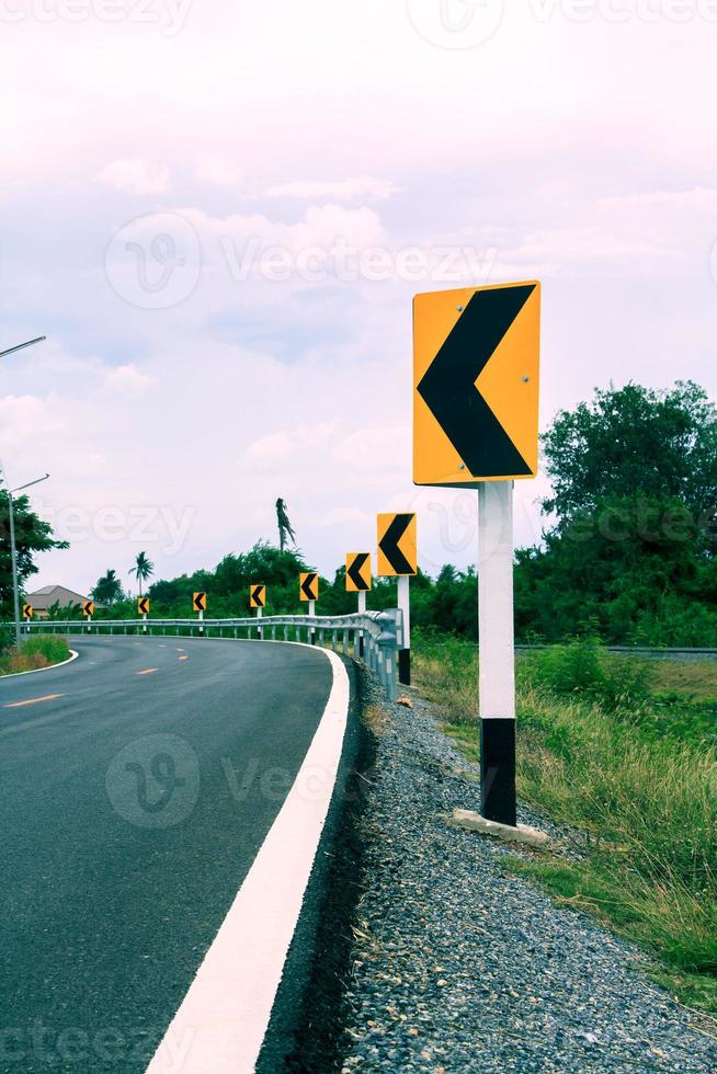tráfico señales ser Cuidado de carreteras y curvas. conducir despacio y ser Cuidado de el curvas adelante en rural carreteras y hermosa azul cielo. foto