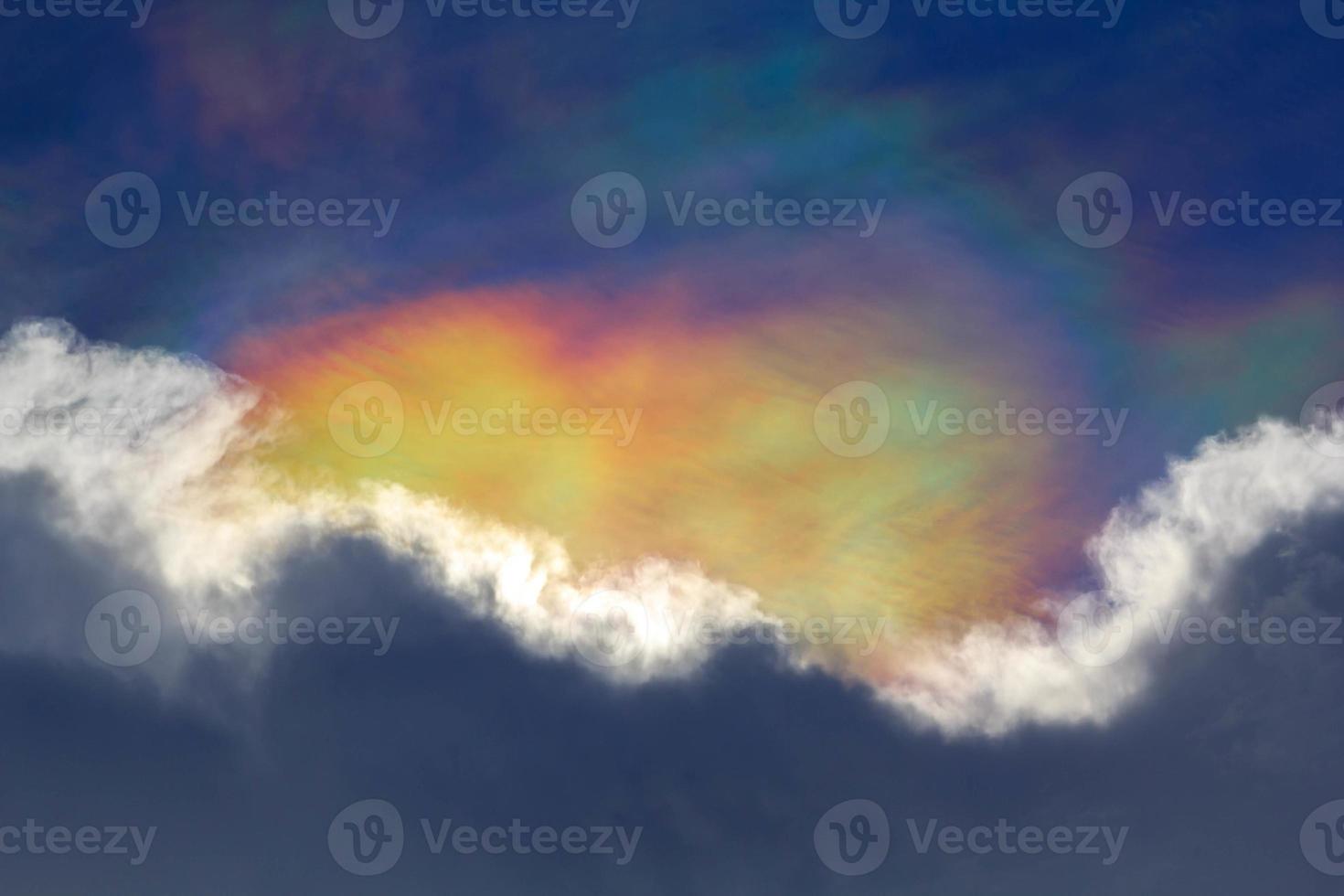 muchos hermosa arco iris nubes son formado después pesado lluvias y natural tormentas y son un natural fenómeno en el hermosa cielo. foto