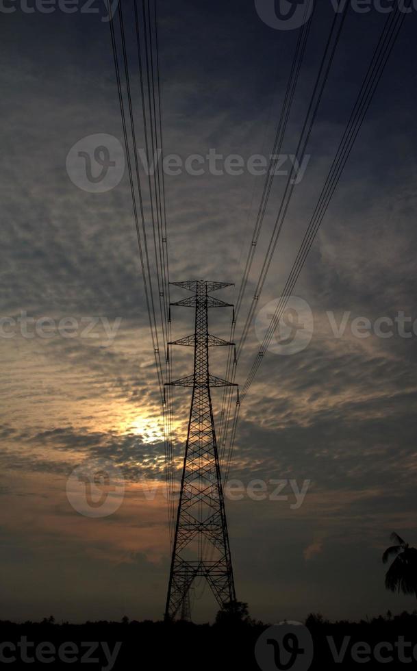 Alto voltaje polos son usado a llevar electricidad para industrial plantas y personas a utilizar en el agricultores campos en el noche. hermosa cielo atmósfera y diseñado por eléctrico ingenieros foto