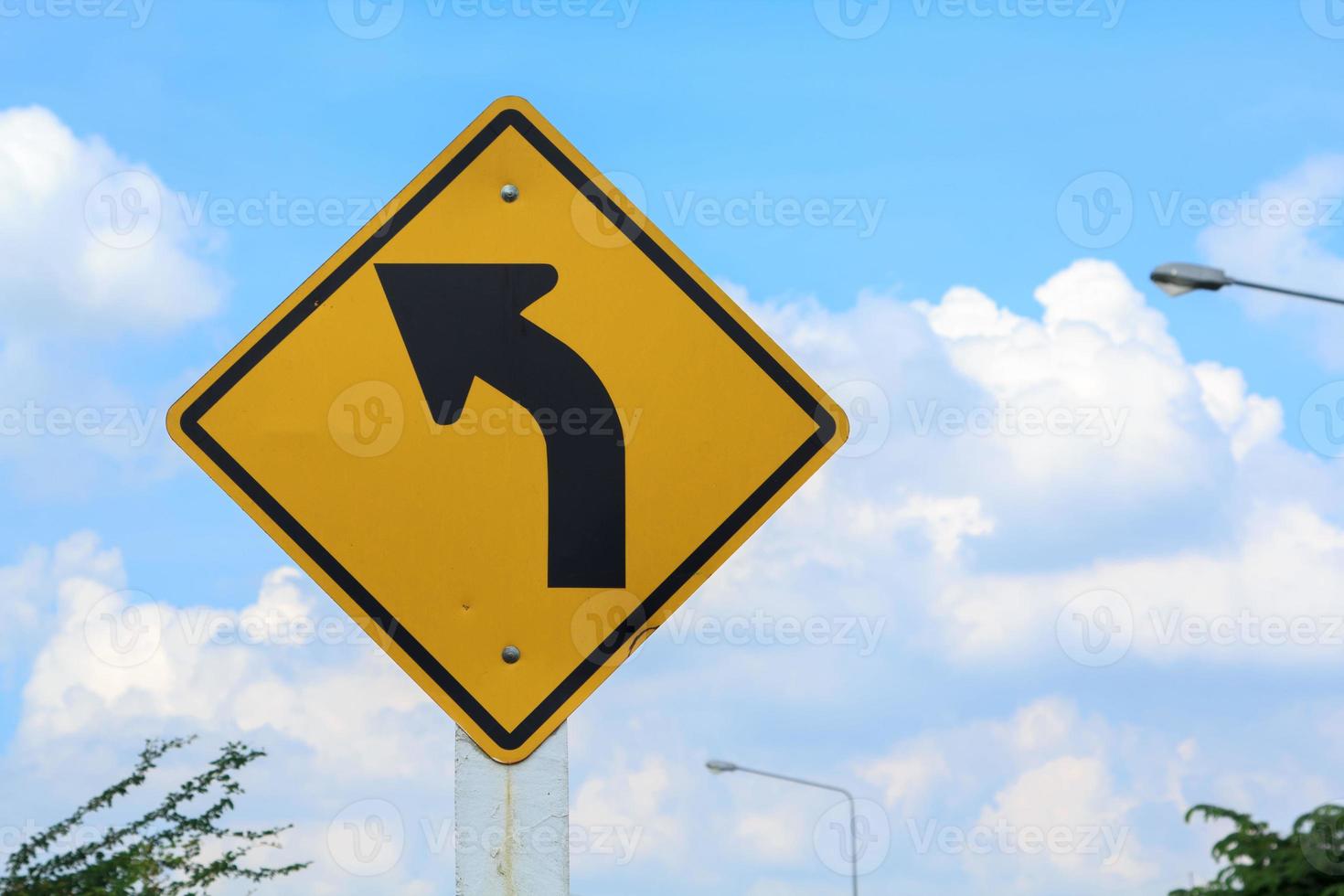 la carretera señales reloj fuera para carreteras y enfermedad de buzo. conducir despacio y reloj fuera para el enfermedad de buzo adelante en rural carreteras y hermosa azul cielo en un soleado, soleado día. foto