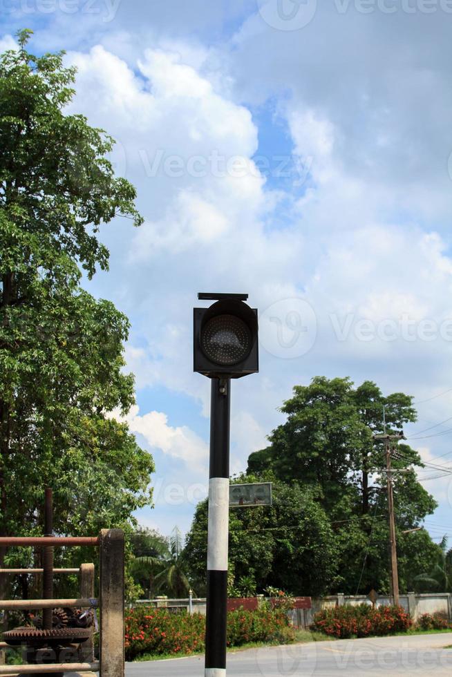 brillante luces instalado a uniones a reducir accidentes para conductores a ser Cuidado antes de alcanzando el unión. el Encendiendo sistema es usado para limpiar energía. instalado solar paneles en cima. foto