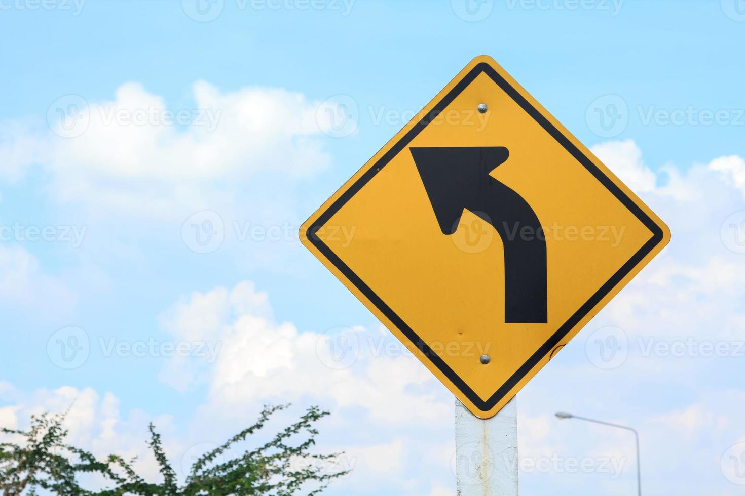 la carretera señales reloj fuera para carreteras y enfermedad de buzo. conducir despacio y reloj fuera para el enfermedad de buzo adelante en rural carreteras y hermosa azul cielo en un soleado, soleado día. foto