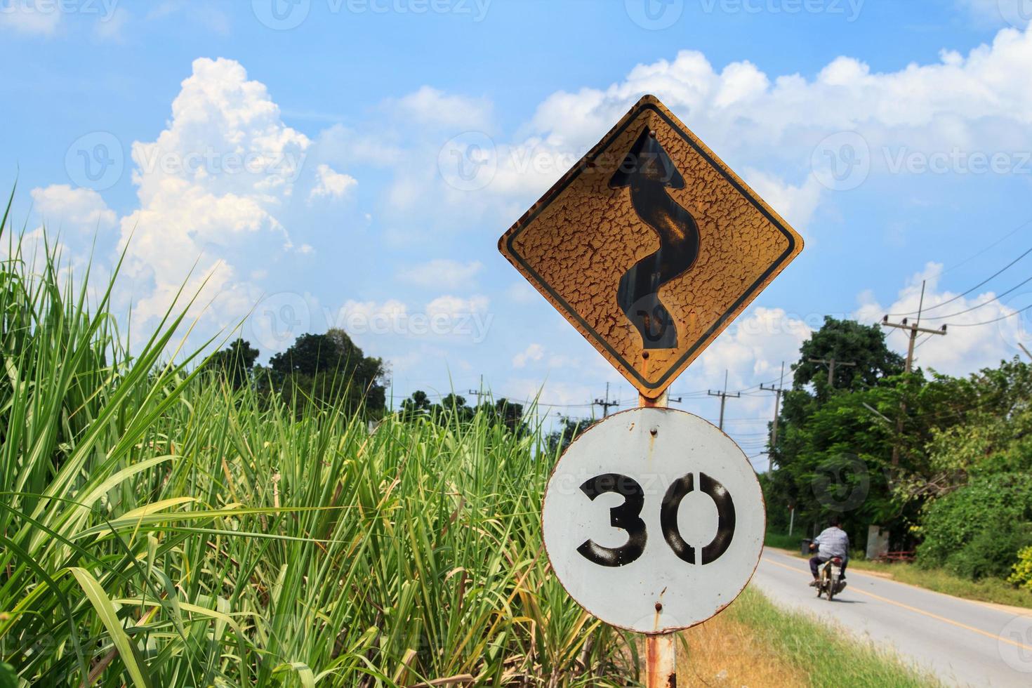 tráfico señales ser Cuidado de carreteras y curvas. conducir despacio y ser Cuidado de el curvas adelante en rural carreteras y hermosa azul cielo. foto