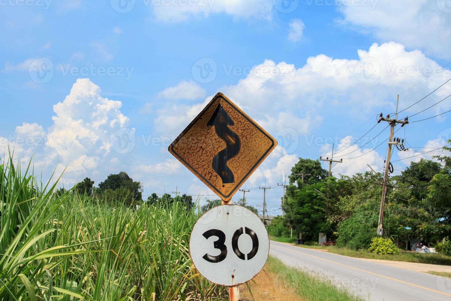 tráfico señales ser Cuidado de carreteras y curvas. conducir despacio y ser Cuidado de el curvas adelante en rural carreteras y hermosa azul cielo. foto