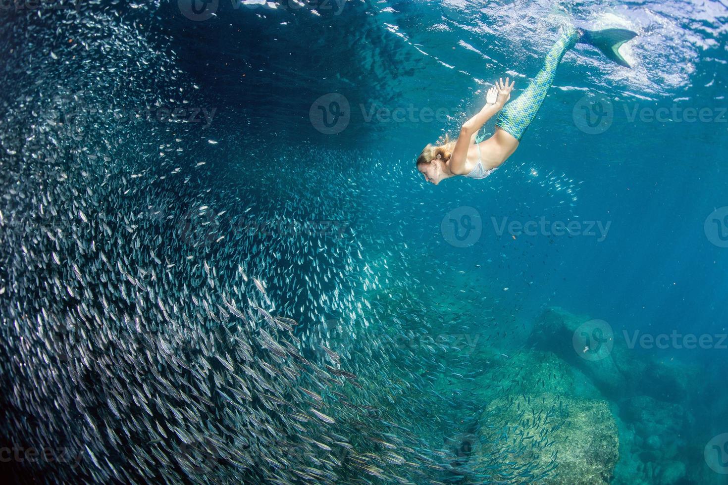 rubia hermosa sirena buzo bajo el agua foto