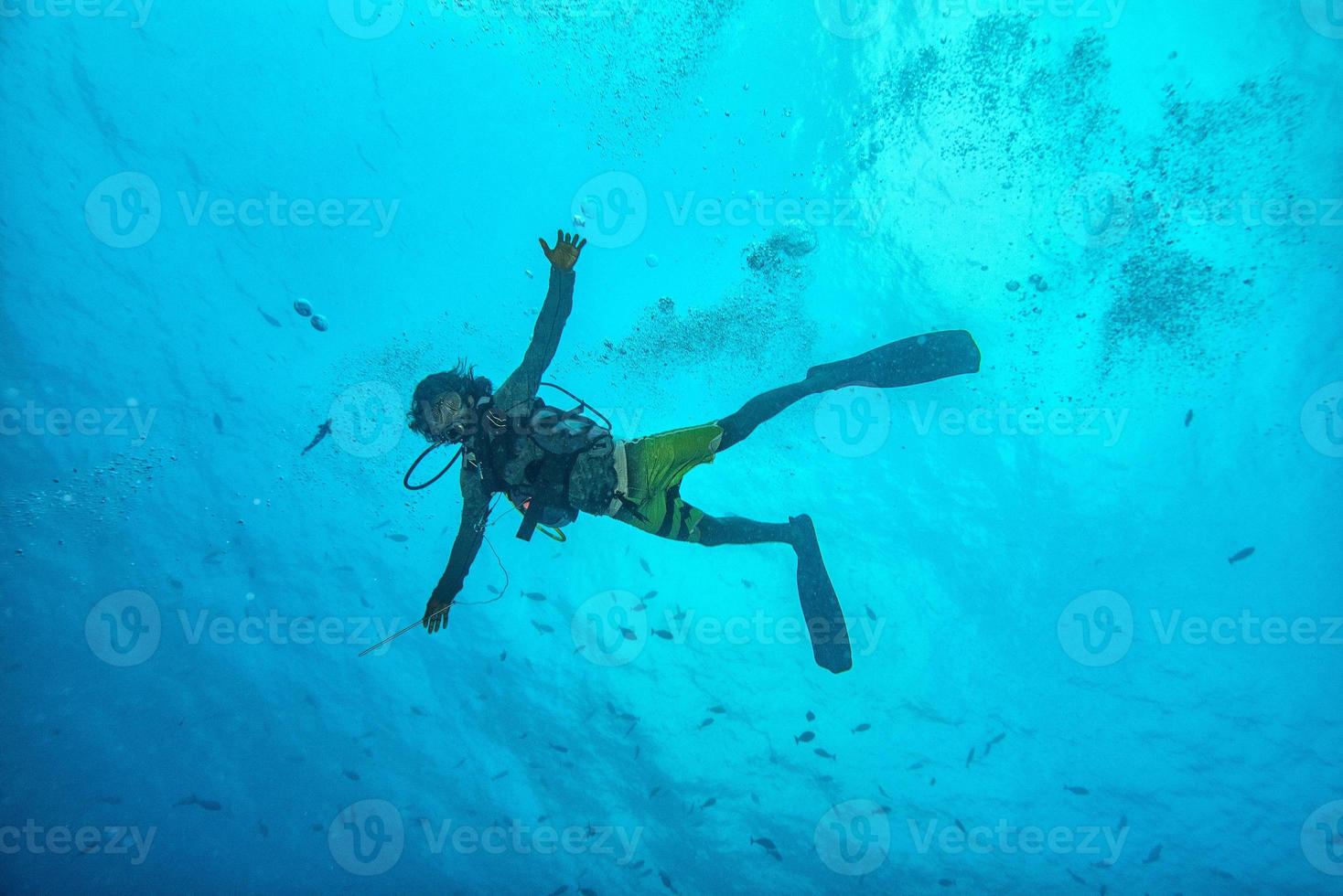 Scuba Diver sonriendo retrato selfie bajo el agua en el océano foto