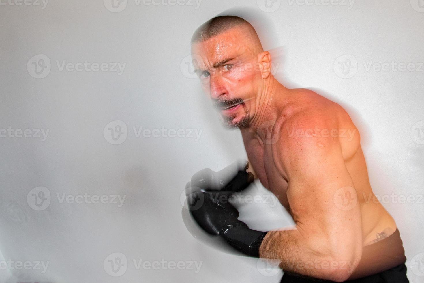 boxeador masculino europeo mientras entrena foto
