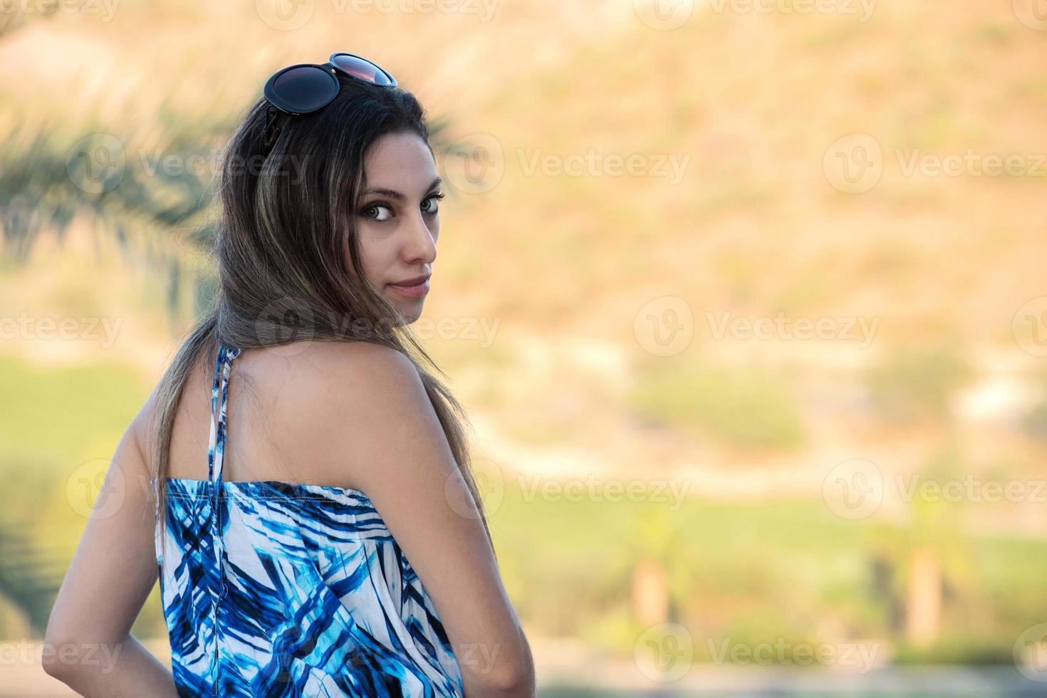 hermosa latina niña encantador mirando a usted foto