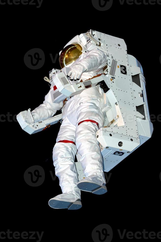 astronauta espacio traje aislado mientras flotante en negro foto