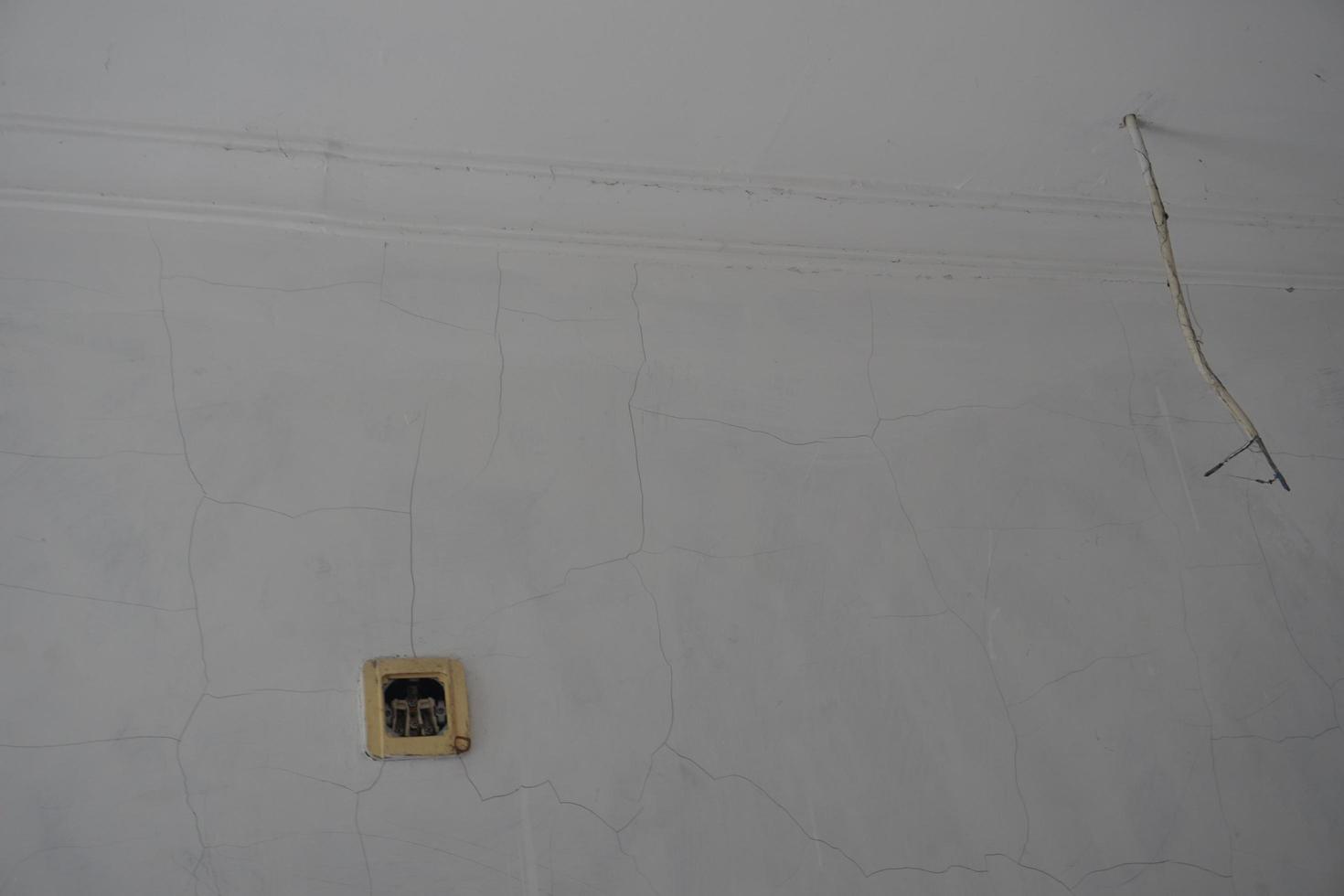 the socket is broken. can't be used anymore. dangerous installation photo