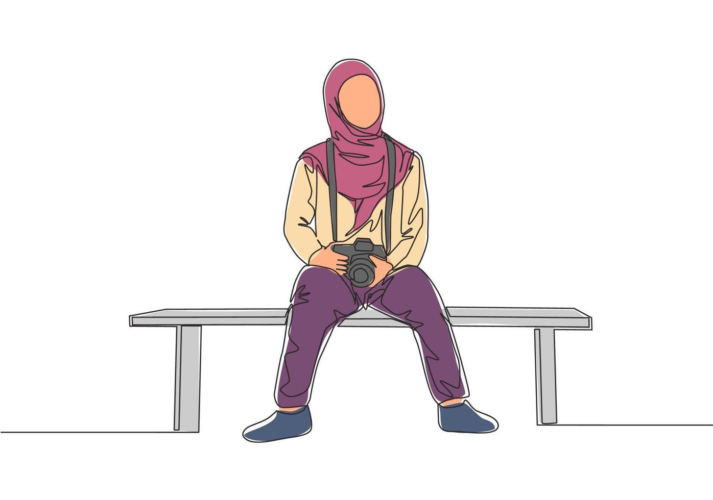 soltero continuo línea dibujo de joven linda muslimah sentado en silla mientras que lleva dslr cámara. hermosa asiático mujer modelo en de moda hijab Moda concepto uno línea dibujar diseño vector ilustración
