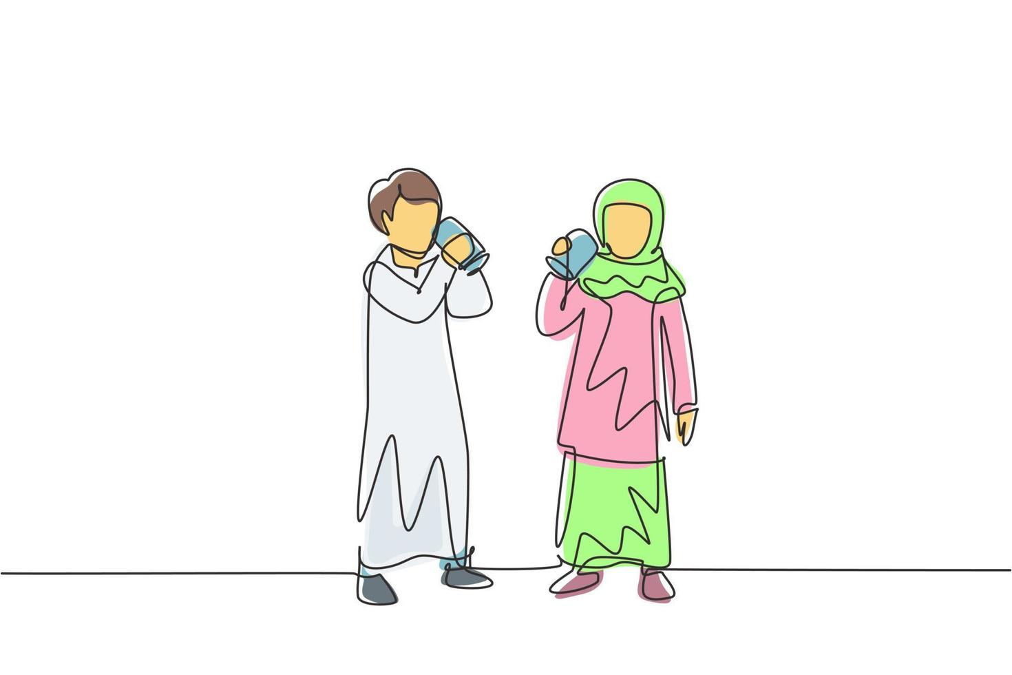 Un solo par de dibujo de línea continua de niños y niñas árabes de pie mientras disfrutan de un vaso de leche fresca para el crecimiento y la satisfacción de la nutrición corporal. Ilustración de vector de diseño gráfico de dibujo de una línea