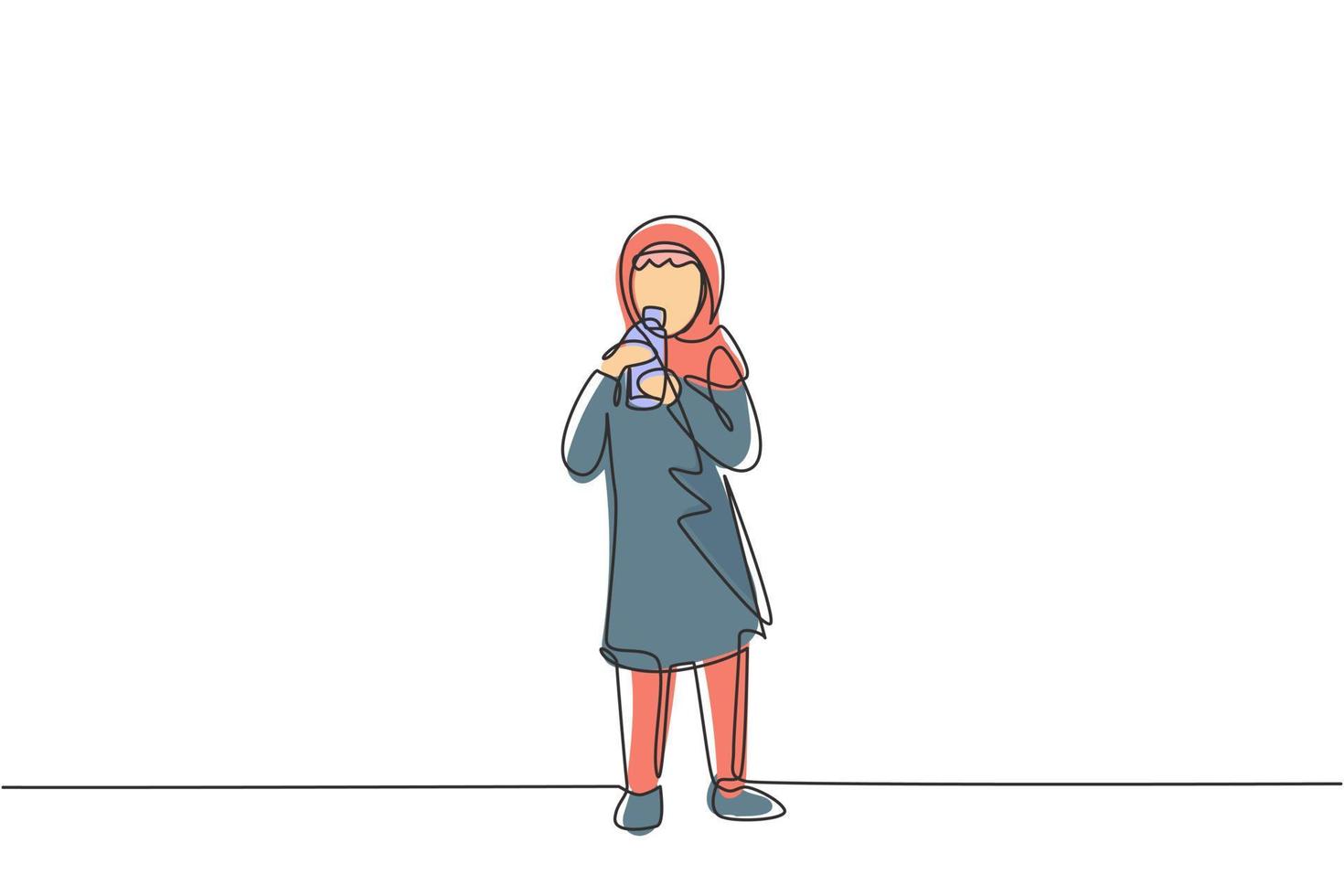 dibujo de línea continua única niña árabe de pie mientras bebe un vaso de leche para satisfacer la nutrición del cuerpo. concepto de estilos de vida saludables para los niños. Ilustración de vector de diseño gráfico de dibujo de una línea
