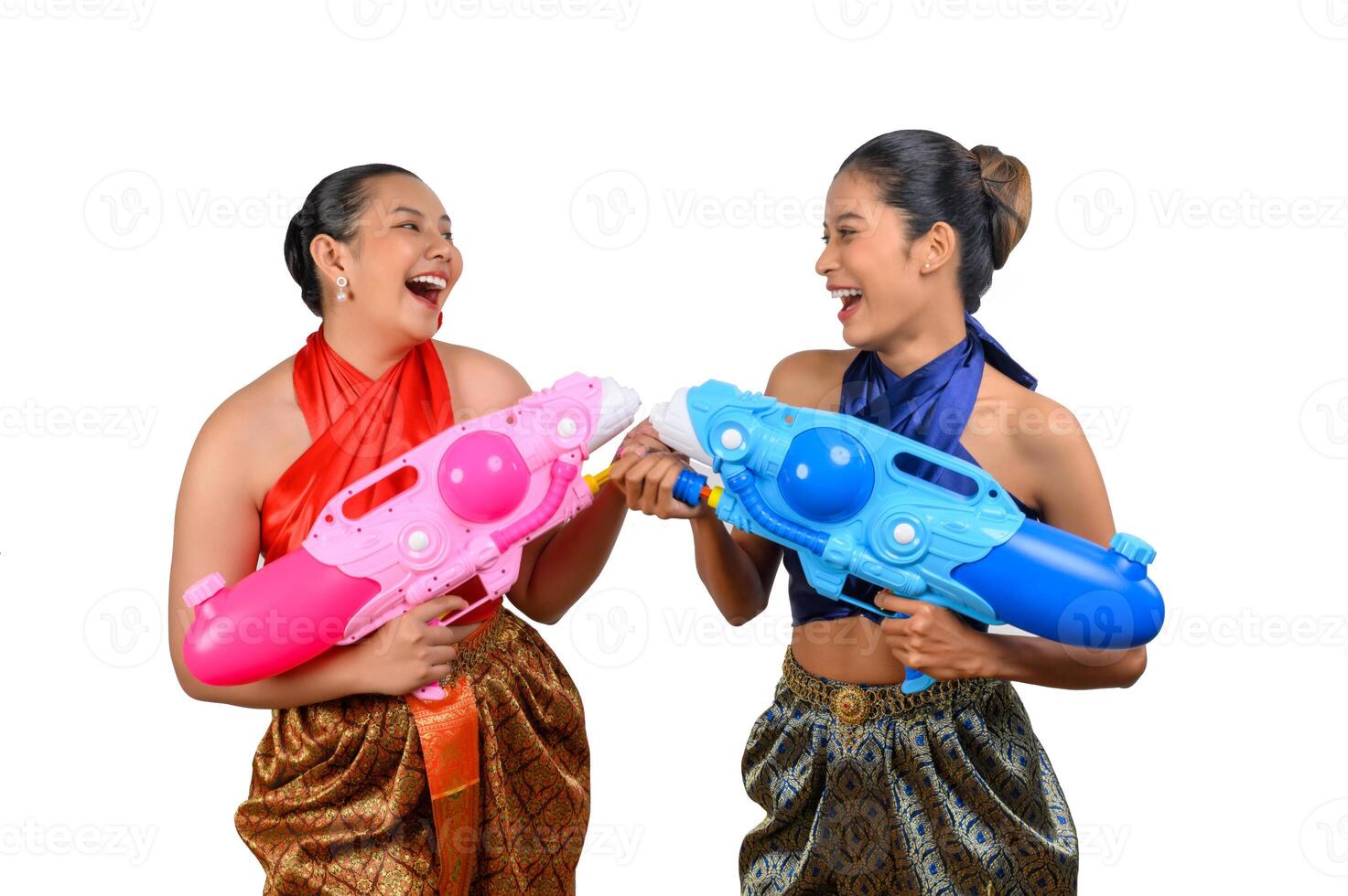 dos hermosas mujeres en el festival de songkran con pistola de agua foto