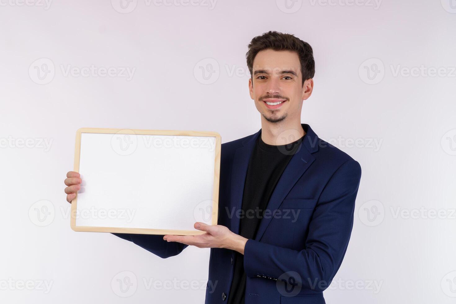 retrato de un hombre de negocios feliz que muestra un cartel en blanco sobre un fondo blanco aislado foto