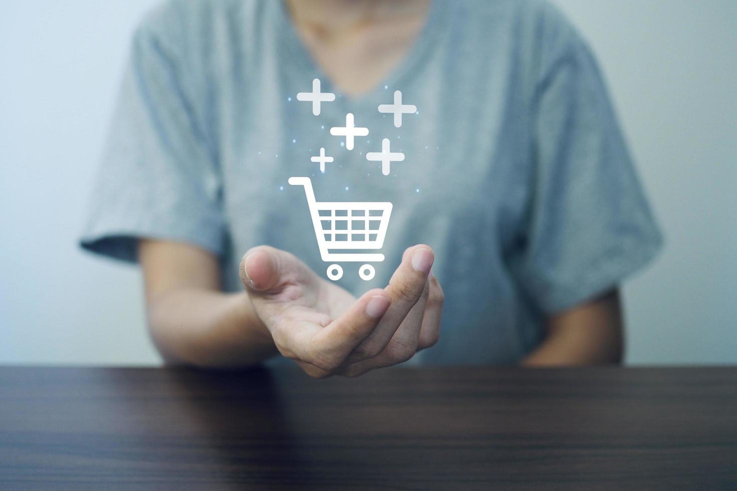 mujer de negocios mano participación compras carro icono más firmar en línea compras negocio idea. foto