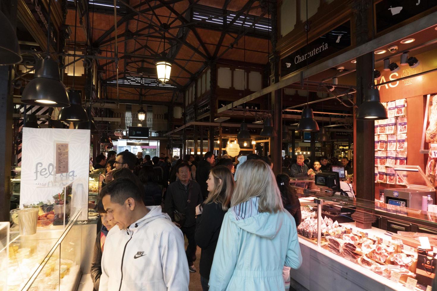 madrid, españa - 1 de abril de 2019 - el mercado de san miguel foto