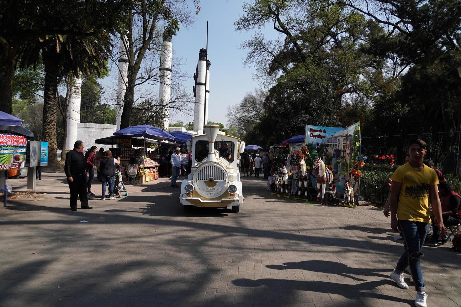 ciudad de méxico, 3 de febrero de 2019 - parque de la ciudad de chapultepec lleno de gente el domingo foto