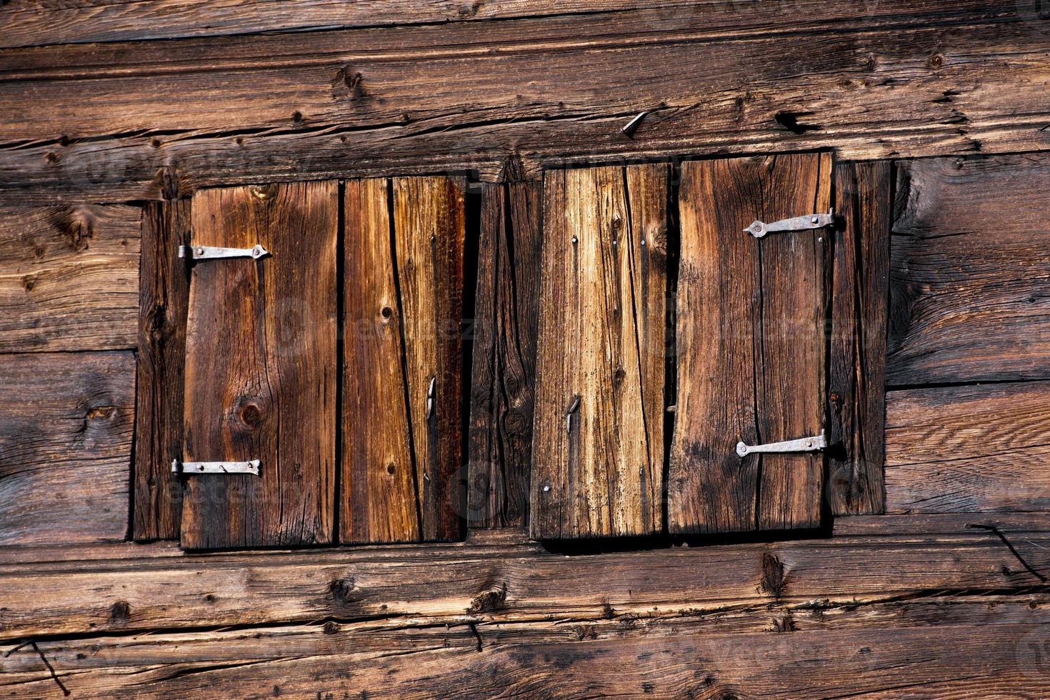 ventana de cabaña de cabaña de madera vieja foto