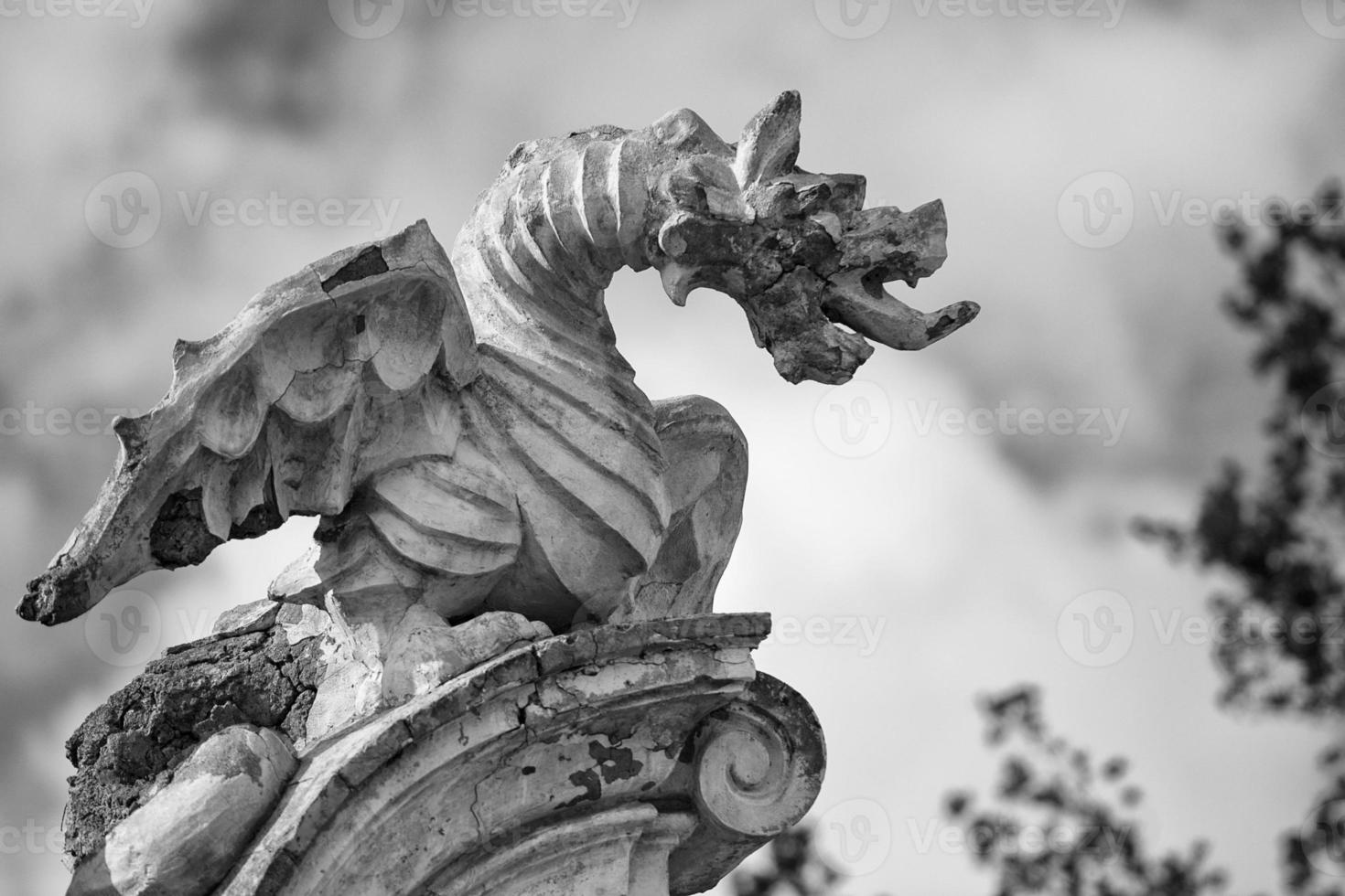 estatua de dragón de piedra foto